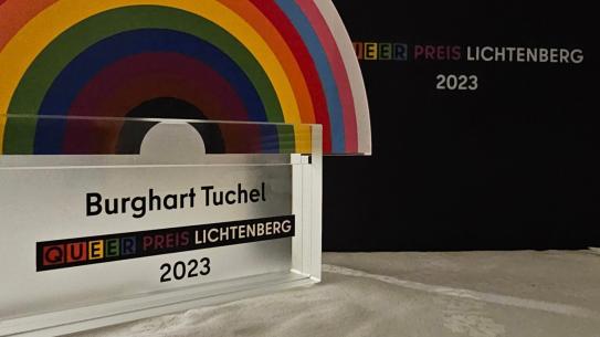 Der verliehene Preis als Display aus Plexiglas