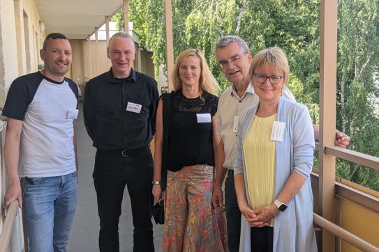 v.l.: David Kiefer, Teamleiter R96; Oliver Nöll, stellvertretender Bezirksbürgermeister und Stadtrat für Soziales in Friedrichshain-Kreuzberg; Karin Waltz, Geschäftsführerin der ZIK gGmbH; Christian Thomes, Geschäftsführer der ZIK gGmbH; Prof. Dr. Gabriele Schlimper, Geschäftsführerin des Paritätischen Wohlfahrtsverbandes Berlin