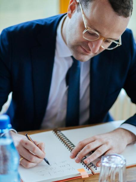 Jens Spahn beim Eintragen ins Gästebuch