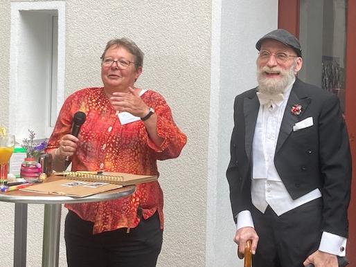 Teamleitung und Bewohner*innen begrüßten im Innenhof die Gäste.