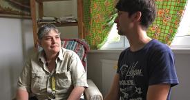 Antrittsbesuch eines neuen Mitarbeiters bei einer ersten Bewohnerin