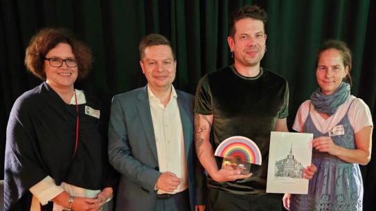 v.l.n.r. Stadträtin Camilla Schuler, Bezirksbürgermeister Martin Schaefer, Burghart Tuchel und die stellvertretende BVV-Vorsteherin Kerstin Zimmer. 
Credit: Bezirksamt Lichtenberg