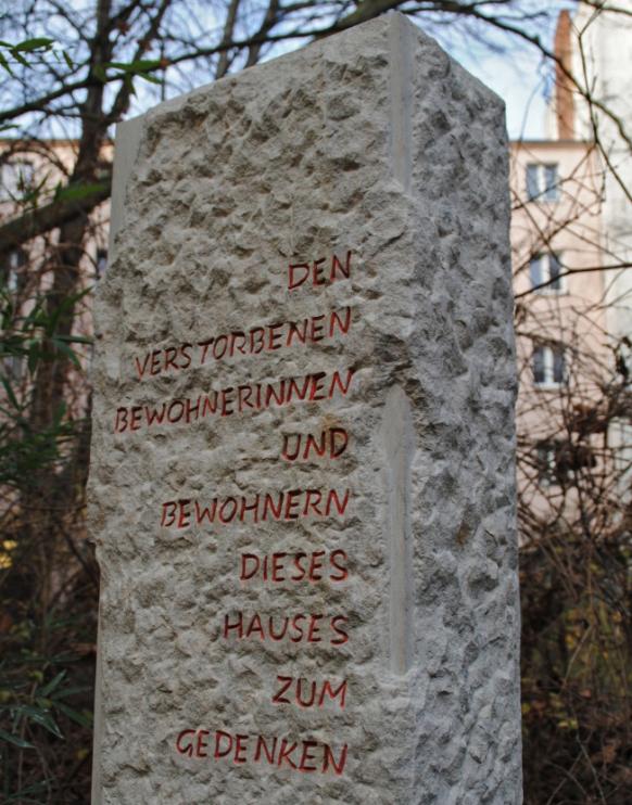 Memoria-Stein und Inschrift