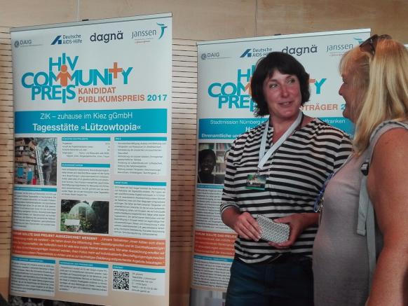 Alexandra Obenauf erläutert einer Teilnehmerin die Arbeitsweise der Tagesstätte