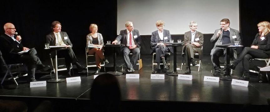 V.l.n.r.: Volker Wieprecht, Hörfunkjournalist (Moderation); Ingo Malter, Geschäftsführer der STADT UND LAND Wohnbauten-Gesellschaft mbH; Katrin Schmidberger, Bündnis 90/Die Grünen, Abgeordnete und Mitglied im Ausschuss für Bauen, Wohnen und Verkehr; Dirk Gerstle, Staatssekretär, Senatsverwaltung für Gesundheit und Soziales Berlin; Prof. Dr. Engelbert Lütke Daldrup, Staatssekretär, Senatsverwaltung für Bauen und Wohnen Berlin; Christian Thomes, Geschäftsführer, ZIK – zuhause im Kiez gGmbH; Dr. Andrej Holm, Stadt- und Regionalsoziologe, Humboldt-Universität zu Berlin; Wibke Werner, Berliner Mieterverein e.V.