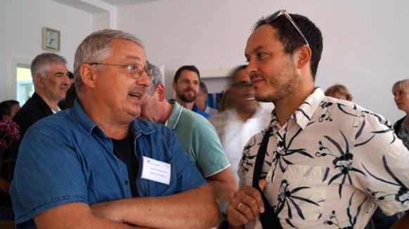 Kolleg*innen im Gespräch