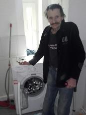 Bewohner an Waschmaschine