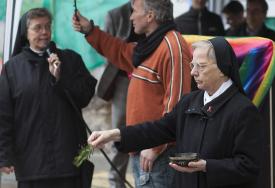 Segen von den beiden Franziskanerinnen - Foto: Timo Stammberger