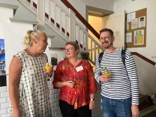 Mitarbeitende und Gäste tauschten sich bei Getränken und Büffet aus.