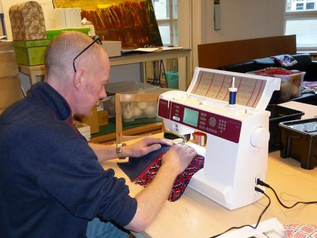 Ralf bei der Arbeit an einem Produkt für den Rixdorfer Weihnachtsmarkt