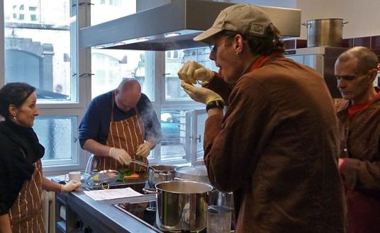 Kochgruppe bei den Vorbereitungen