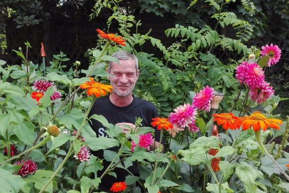 Ein Klient im Gartenprojekt der Tagesstätte