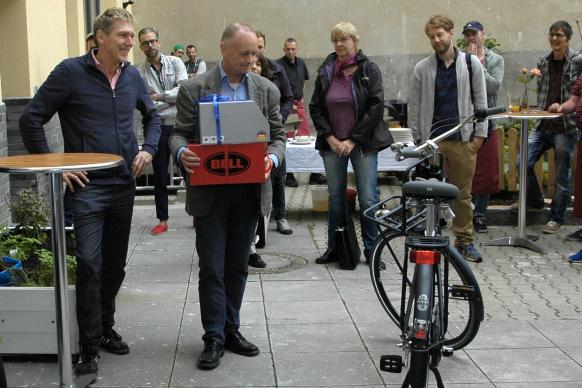 Martin Hilckmann übergibt das Fahrrad