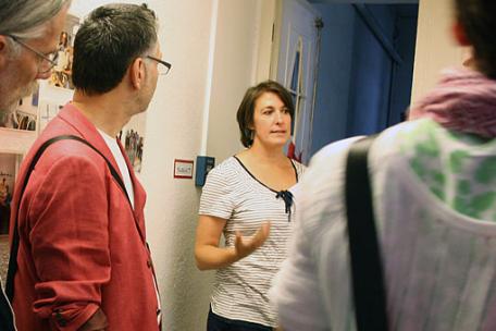 Alexandra Obenauf mit Besuchern am Tag der Offenen Tür