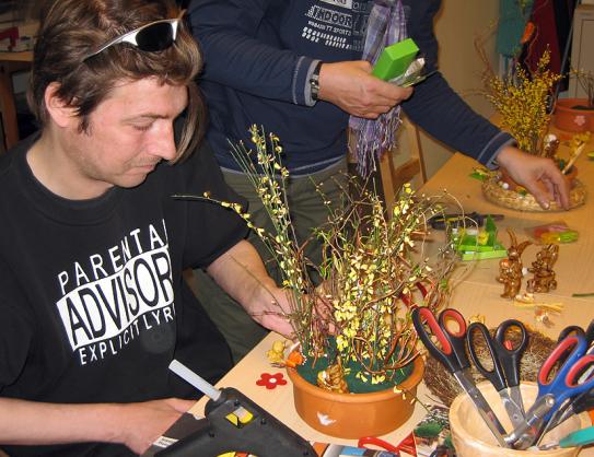 Arbeiten im Werkatelier: Osterschmuck